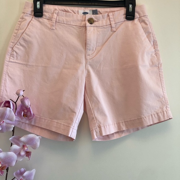 Women’s Old Navy Bermuda Short Size 2 - Picture 2 of 11